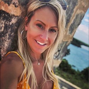 Meet your Posher, Deborah